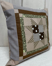 Carregar imagem no visualizador da galeria, Patchwork Kissenhülle, Landhausstil Kissenbezug, braun / beige /grün 40x40cm.