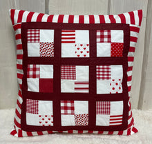 Carregar imagem no visualizador da galeria, Patchwork Kissenhülle, Landhausstil Kissenbezug, rot/weiß 40x40cm.