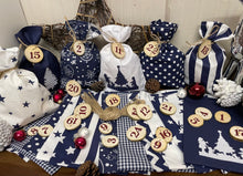 Lade das Bild in den Galerie-Viewer, Adventskalender,Landhausstil Adventskalender zum Befüllen, 24 Säckchen zum Advent , Adventskalender Zahlen aus Holz, blau /weiß