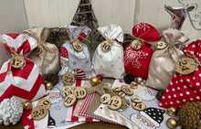 Lade das Bild in den Galerie-Viewer, Adventskalender,LandhaAdventskalender zum befüllen, 24 Säckchen zum Advent, Adventskalender Zahlen aus Holz, beige/grau/rot