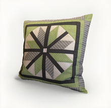 Lade das Bild in den Galerie-Viewer, Patchwork Kissenhülle, Landhausstil Kissenbezug, grau/weiß/grün 40x40cm