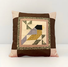 Carregar imagem no visualizador da galeria, Patchwork Kissenhülle, Landhausstil Kissenbezug, * Vogel *braun/gelb/grau 40x40cm