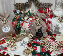 Lade das Bild in den Galerie-Viewer, Adventskalender,Landhausstil Adventskalender zum Befüllen, 24 Säckchen zum Advent , Adventskalender Zahlen aus Holz, rot/beige/grün
