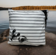 Lade das Bild in den Galerie-Viewer, Maritime Kissenhülle, Kissenbezug, Landhausstil Kissen * Krebse * grau/weiß