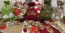 Lade das Bild in den Galerie-Viewer, Adventskalender,Landhausstil Adventskalender zum befüllen , 24 Säckchen zum Advent , Adventskalender Zahlen aus Holz, rot/grün/beige