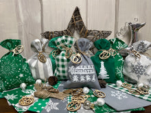 Lade das Bild in den Galerie-Viewer, Adventskalender,Landhausstil Adventskalender zum Befüllen, 24 Säckchen zum Advent , Adventskalender Zahlen aus Holz, grün/grau