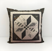 Load image into Gallery viewer, Patchwork Kissenhülle, Landhausstil Kissenbezug, grau/weiß/grün 50x50cm