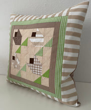 Carregar imagem no visualizador da galeria, Patchwork Kissenhülle, Landhausstil Kissenbezug, beige/grün 40x40cm