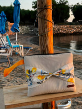 Carregar imagem no visualizador da galeria, Handgefertigte Handtasche / Clutch / Kosmetiktasche Zitronen, 27x22cm