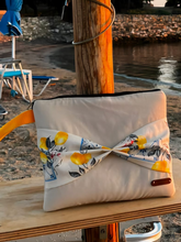 Carregar imagem no visualizador da galeria, Handgefertigte Handtasche / Clutch / Kosmetiktasche Zitronen, 27x22cm