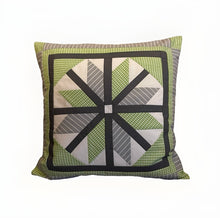 Lade das Bild in den Galerie-Viewer, Patchwork Kissenhülle, Landhausstil Kissenbezug, grau/weiß/grün 40x40cm