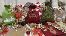 Lade das Bild in den Galerie-Viewer, Adventskalender,Landhausstil Adventskalender zum befüllen , 24 Säckchen zum Advent , Adventskalender Zahlen aus Holz, rot/grün/beige