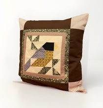 Carregar imagem no visualizador da galeria, Patchwork Kissenhülle, Landhausstil Kissenbezug, * Vogel *braun/gelb/grau 40x40cm