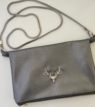 Carregar imagem no visualizador da galeria, Handgefertigte Umhängetasche, Handtasche in Silber Kunstleder