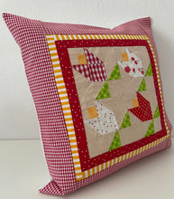 Lade das Bild in den Galerie-Viewer, Patchwork Kissenhülle, Landhausstil Kissenbezug, beige/grün/rot 40x40cm