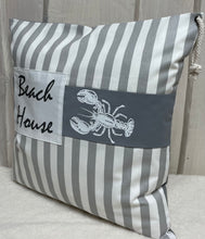Cargar imagen en el visor de la galería, Maritime Kissenhülle, Kissenbezug, Landhausstil Kissen, Dekokissen Beach House grau/weiß