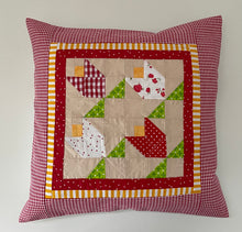 Lade das Bild in den Galerie-Viewer, Patchwork Kissenhülle, Landhausstil Kissenbezug, beige/grün/rot 40x40cm