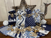 Lade das Bild in den Galerie-Viewer, Adventskalender,Landhausstil Adventskalender zum Befüllen, 24 Säckchen zum Advent , Adventskalender Zahlen aus Holz, blau /weiß