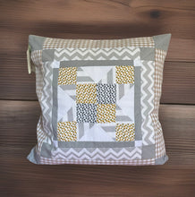Load image into Gallery viewer, Patchwork Kissenhülle, Landhausstil Kissenbezug, grau/weiß/gelb 40x40cm