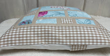Carregar imagem no visualizador da galeria, Patchwork Kissenhülle, Landhausstil Kissenbezug, blau / beige 40x40cm.