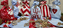 Lade das Bild in den Galerie-Viewer, Adventskalender für Kinder, Landhausstil Adventskalender zum Befüllen, 24 Säckchen zum Advent , Adventskalender Zahlen aus Holz, blau / rot