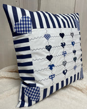 Carregar imagem no visualizador da galeria, Patchwork Kissenhülle, Landhausstil Kissenbezug, blau/weiß 40x40cm.