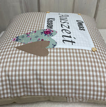 Lade das Bild in den Galerie-Viewer, Landhausstil Kissenhülle * Kissenbezug * Dekokissen „Omas Auszeit Kissen“ beige/weiß kariert