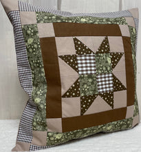 Carregar imagem no visualizador da galeria, Patchwork Kissenhülle, Landhausstil Kissenbezug, braun / beige /grün 40x40cm.