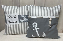 Cargar imagen en el visor de la galería, Maritime Kissenhülle, Kissenbezug, Landhausstil Kissen, Dekokissen Beach House grau/weiß