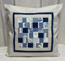 Load image into Gallery viewer, Patchwork Kissenhülle, Landhausstil Kissenbezug, blau / creme 40x40cm.