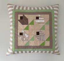 Carregar imagem no visualizador da galeria, Patchwork Kissenhülle, Landhausstil Kissenbezug, beige/grün 40x40cm