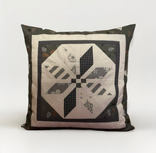 Load image into Gallery viewer, Patchwork Kissenhülle, Landhausstil Kissenbezug, grau/weiß/grün 50x50cm