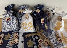 Lade das Bild in den Galerie-Viewer, Adventskalender für Kinder, Landhausstil Adventskalender zum Befüllen, 24 Säckchen zum Advent , Adventskalender Zahlen aus Holz, blau /weiß