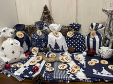 Lade das Bild in den Galerie-Viewer, Adventskalender,Landhausstil Adventskalender zum Befüllen, 24 Säckchen zum Advent , Adventskalender Zahlen aus Holz, blau /weiß