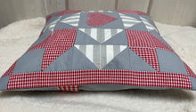 Carregar imagem no visualizador da galeria, Patchwork Kissenhülle, Landhausstil Kissenbezug, rot/grau 40x40cm.
