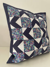 Cargar imagen en el visor de la galería, Patchwork Kissenhülle, Landhausstil Kissenbezug, blau/weiß 50x50cm.