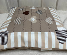 Carregar imagem no visualizador da galeria, Patchwork Kissenhülle, Landhausstil Kissenbezug, beige /weiß 40x40cm.