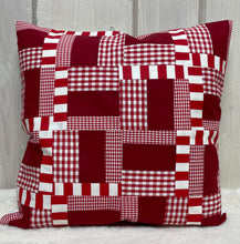 Carregar imagem no visualizador da galeria, Patchwork Kissenhülle, Landhausstil Kissenbezug, rot/weiß 40x40cm.