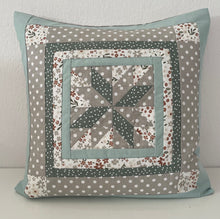 Carregar imagem no visualizador da galeria, Patchwork Kissenhülle, Landhausstil Kissenbezug, mint/beige/weiß 40x40cm.