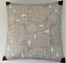 Lade das Bild in den Galerie-Viewer, Weihnachtliche Kissenhülle * Kissenbezug, beige/braun
