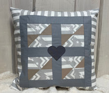 Carregar imagem no visualizador da galeria, Patchwork Kissenhülle, Landhausstil Kissenbezug, grau/weiß/beige 40x40cm.