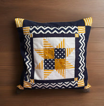Carregar imagem no visualizador da galeria, Patchwork Kissenhülle, Landhausstil Kissenbezug, blau/weiß/gelb 40x40cm