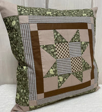 Carregar imagem no visualizador da galeria, Patchwork Kissenhülle, Landhausstil Kissenbezug, braun / beige /grün 40x40cm.