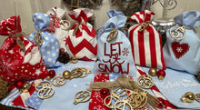Lade das Bild in den Galerie-Viewer, Adventskalender für Kinder, Landhausstil Adventskalender zum Befüllen, 24 Säckchen zum Advent , Adventskalender Zahlen aus Holz, blau / rot