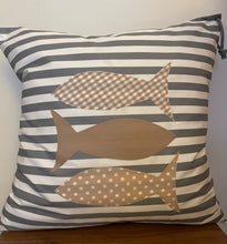Lade das Bild in den Galerie-Viewer, Maritime Kissenhülle, Landhausstil Kissenbezug, Dekokissen *Fische* grau/weiß gestreift