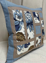 Carregar imagem no visualizador da galeria, Patchwork Kissenhülle, Landhausstil Kissenbezug, blau / beige 40x40cm.