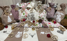 Lade das Bild in den Galerie-Viewer, Adventskalender,Landhausstil Adventskalender zum Befüllen, 24 Säckchen zum Advent , Adventskalender Zahlen aus Holz, weinrot/beige