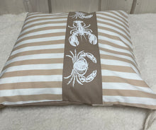 Lade das Bild in den Galerie-Viewer, Maritime Kissenhülle, Kissenbezug, Landhausstil Kissen, Dekokissen * Krebse * beige/weiß