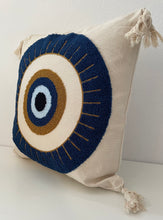 Carregar imagem no visualizador da galeria, Landhausstil Kissenhülle * Kissenbezug * Dekokissen * Nazar Auge* blau/beige 45x45cm