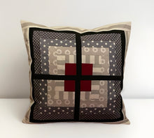 Carregar imagem no visualizador da galeria, Patchwork Kissenhülle, Landhausstil Kissenbezug, grau/ rot/ weiß 40x40cm